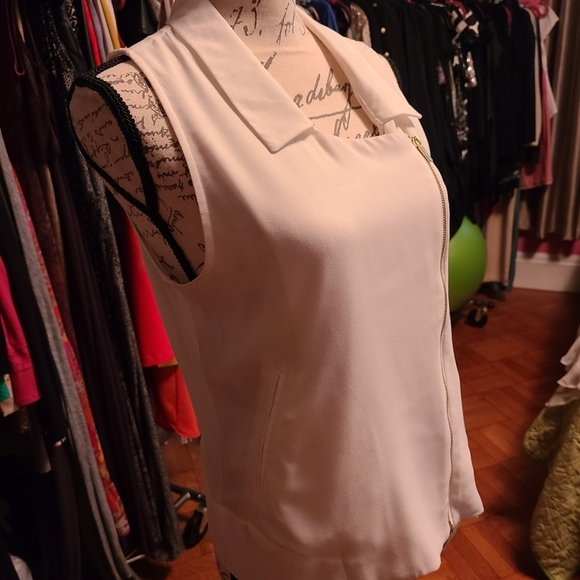 Stunning sleeveless vest type top - Picture 3 of 5